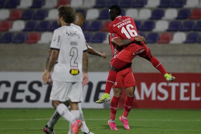 Jogo entre Amrica de Cli e Atltico, em Barranquilla, pela Copa Libertadores, teve diversas paralisaes devido aos efeitos do gs de pimenta nos atletas. Protestos do lado de fora do estdio, contra o governo, tiveram consequncias no gramado. 