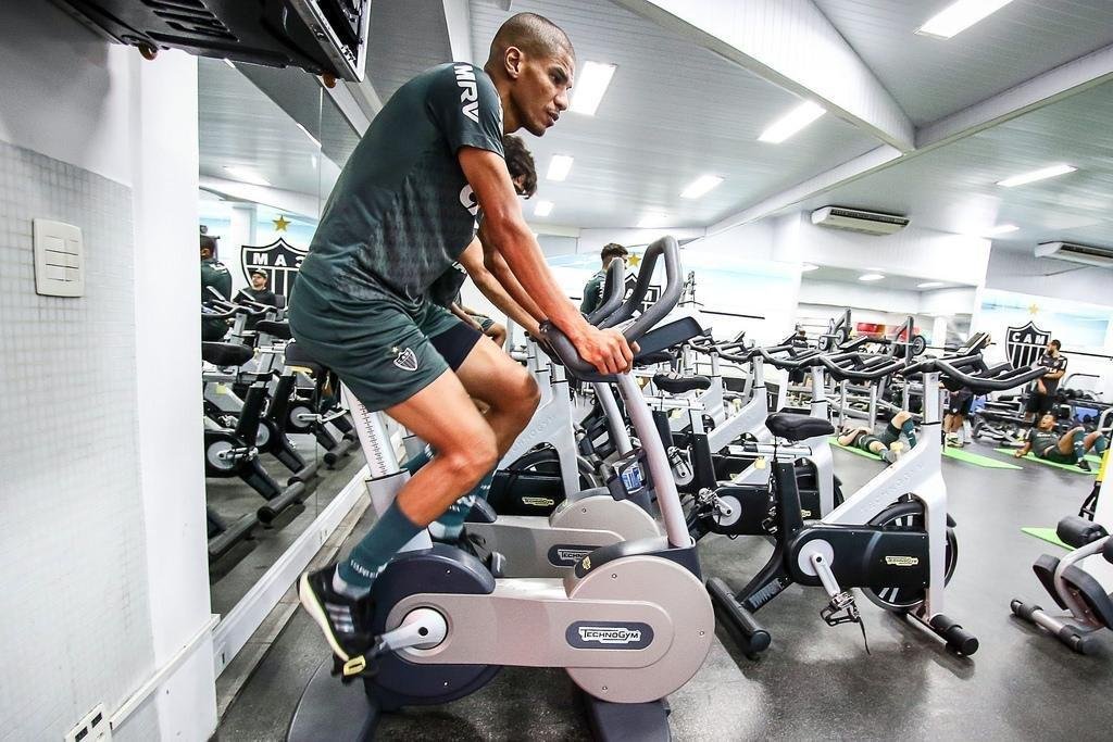 Depois da vitria por 3 a 0 sobre o Coimbra, em jogo-treino na Cidade do Galo, os jogadores do Atltico fizeram um trabalho fsico na academia do CT. Veja fotos