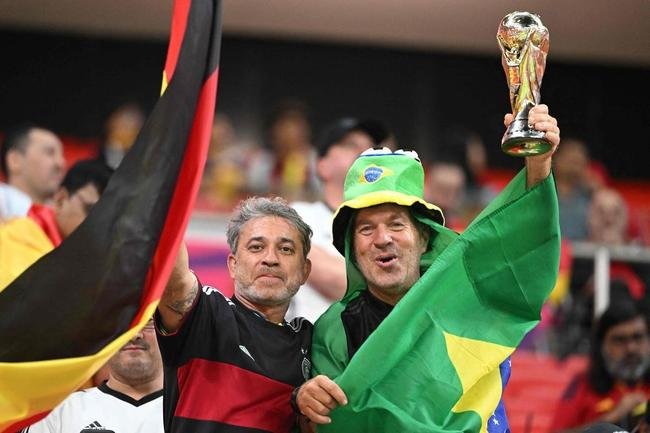 Fotos das torcidas de Espanha e Alemanha, no jogo deste domingo, no Estdio Al Bayt, em Al Khor, pelo Grupo E da Copa do Mundo