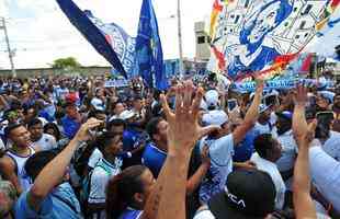 Torcedores do Cruzeiro foram  Toca da Raposa II prestar incentivo ao time antes de final da Copa do Brasil
