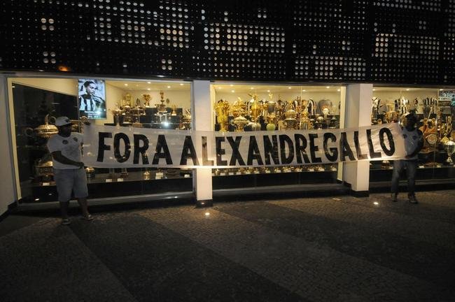 Alvos principais do protesto foram presidente S�rgio Sette C�mara, diretor de futebol Alexandre Gallo e jogadores, especialmente Elias, Luan e Cazares