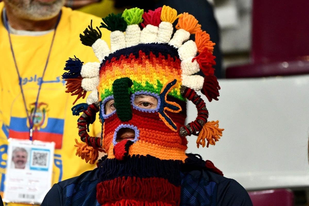 Torcedores de Holanda e Equador no jogo pelo Grupo A da Copa do Mundo.