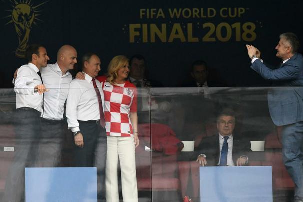 Presidente francês Emmanuel Macron, presidente croata Kolinda Grabar-Kitarovic, presidente da Fifa Gianni Infantino e o presidente russo Vladimir Putin no estádio Luzhniki, em Moscou
