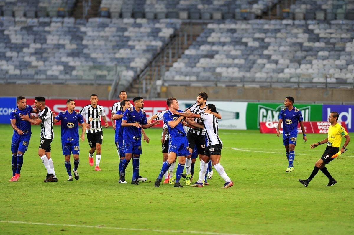 Hulk, do Atltico, e William Pottker, do Cruzeiro, discutiram no fim do clssico vencido pelos celestes, por 1 a 0, e foram expulsos pelo rbitro Paulo Csar Zanovelli da Silva