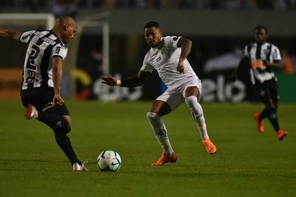 Atlético derrotou Santos por 2 a 1, de virada, com gols de Chará, e avançou às quartas de final da Copa do Brasil