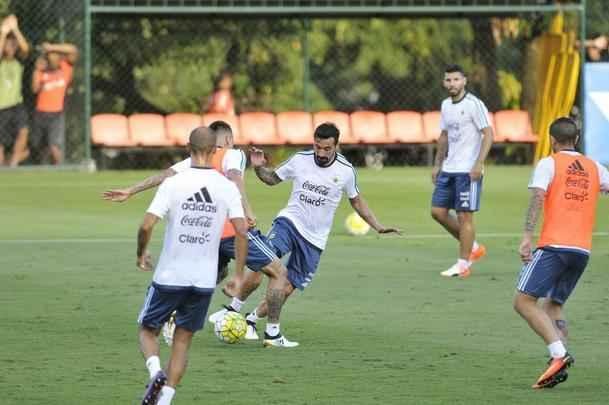 Seleo Argentina treinou nesta tera na Cidade do Galo com Lionel Messi. O craque cobrou faltas, afiou a pontaria e, em seguida, deixou a atividade mais cedo para se poupar. Na parte final, o tcnico Bauza orientou um trabalho em campo reduzido
