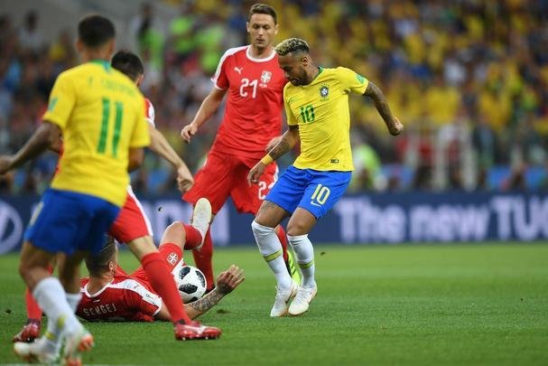 Poucas quedas, assistência e 'ousadia': a atuação de Neymar contra a Sérvia