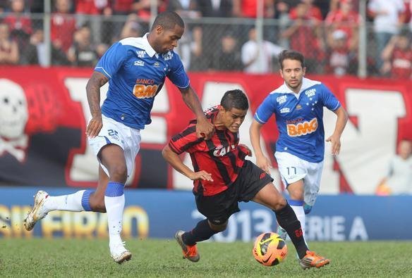 Cruzeiro e Atltico-PR se enfrentaram na Vila Olmpica do Boqueiro