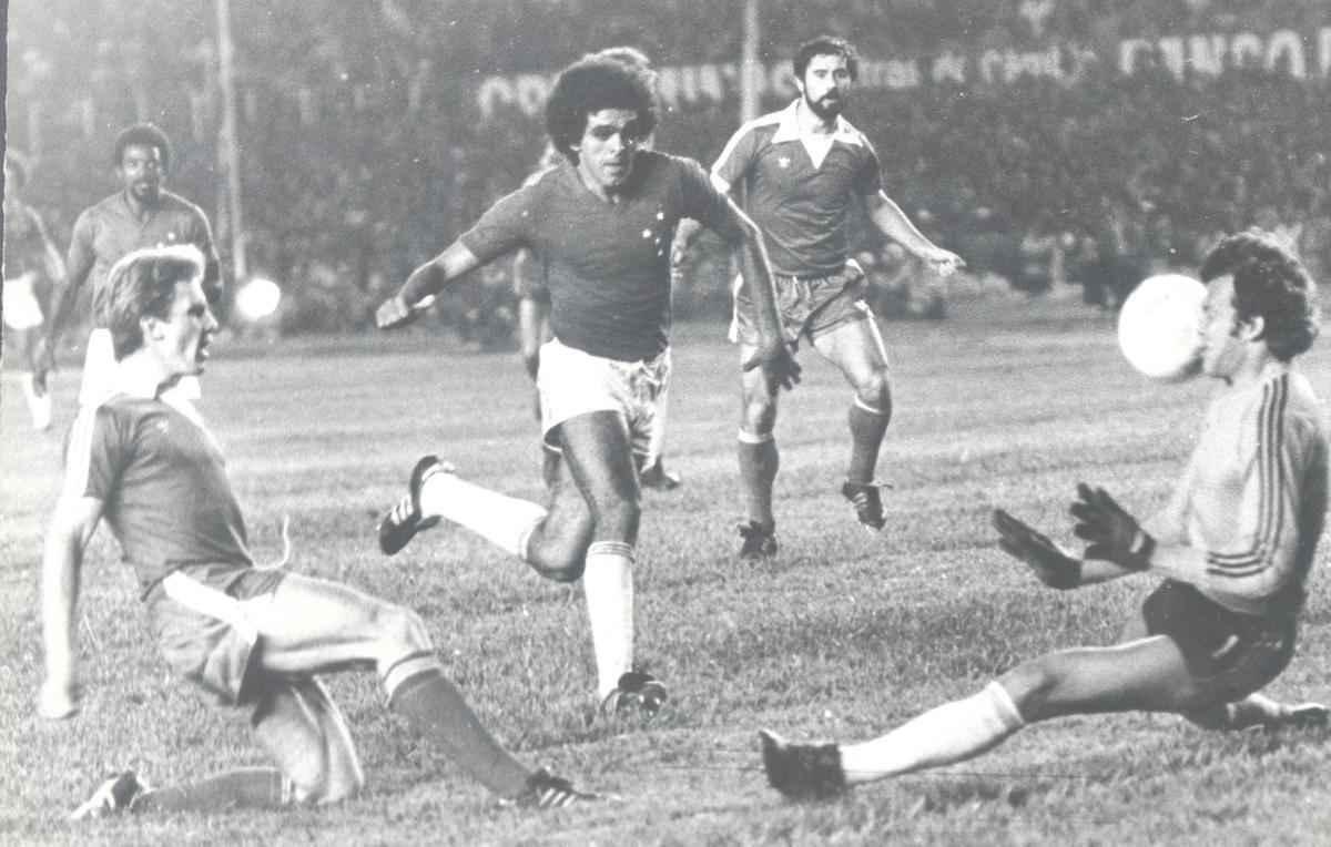 1976 - Mundial de Clubes - Cruzeiro foi vice-campeo ao ser derrotado pelo Bayern de Munique na deciso. Imagem da partida diante dos alemes, no Mineiro, no segundo jogo da final.
