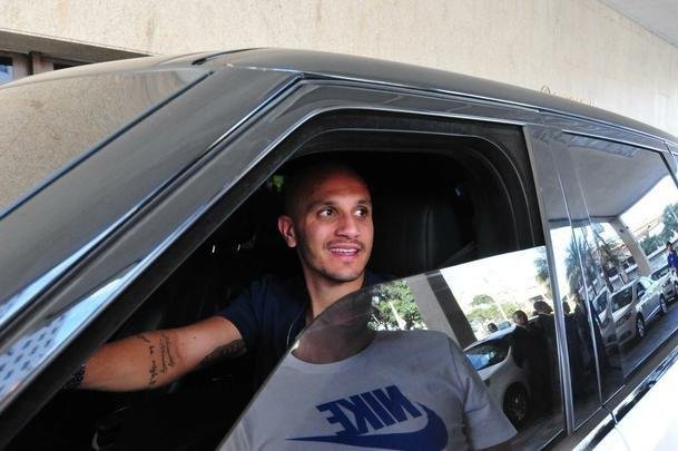 Depois de derrotar a Argentina por 2 a 0 no Mineiro e garantir vaga na final da Copa Amrica, jogadores da Seleo Brasileira ganharam folga em Belo Horizonte e foram tietados por torcedores na porta do hotel Ouro Minas. Lateral-esquerdo Fbio Santos, do Atltico, visitou amigos do elenco.