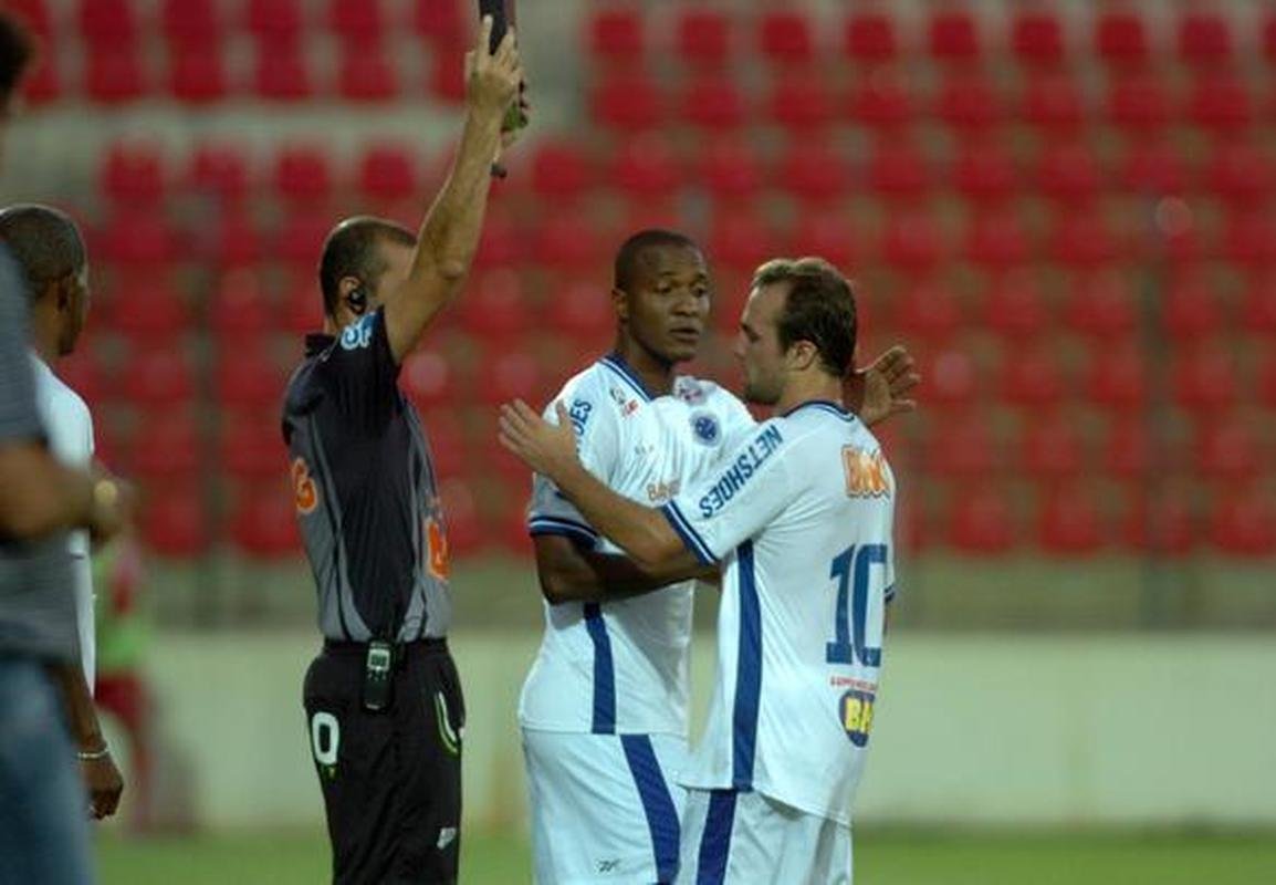 Gilberto entrou em polmica com o meia Roger, no incio deste ano, sobre titularidade no time; ambos disputavam uma vaga no meio-campo