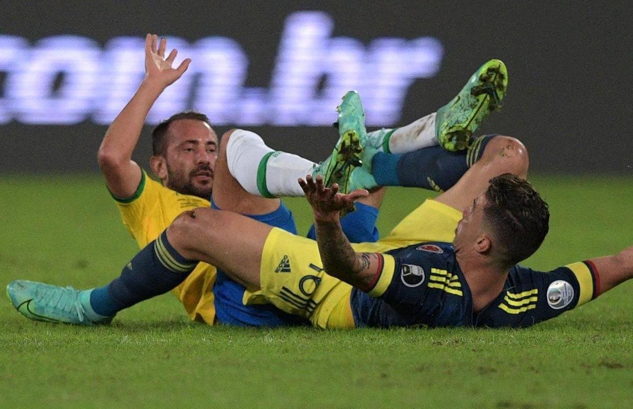 Brasil e Colmbia se enfrentaram no Estdio Nilton Santos, pelo Grupo B da Copa Amrica