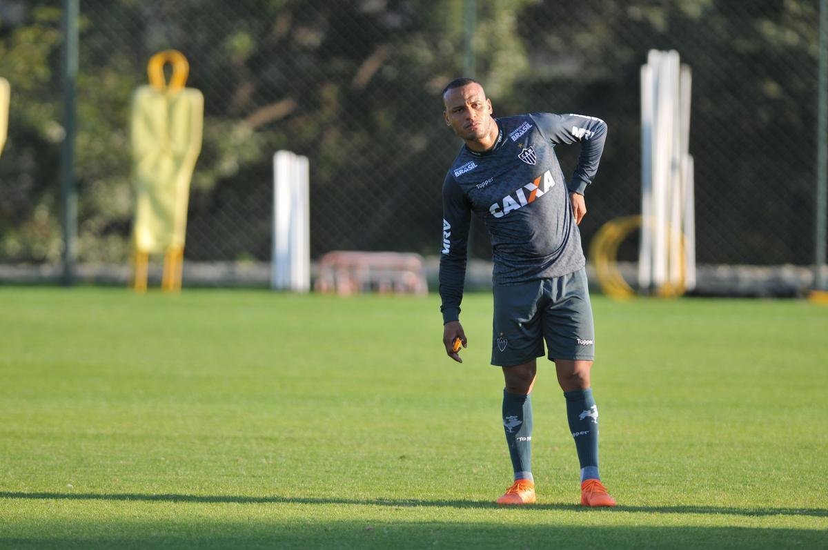 Elenco atleticano fez trabalho ttico orientado por Larghi antes de jogo-treino contra o Coimbra