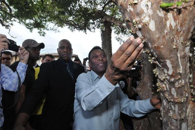 23/09/2012 - Pel visitou a casa onde viveu em Trs Coraes, chamada de Casa Pel. Na ida  cidade natal, o Rei do futebol e seu pai, Dondinho, foram homenageados tambm no Parque Joo Ramos do Nascimento (Parque Dondinho). Evento marcou as comemoraes dos 128 anos da cidade