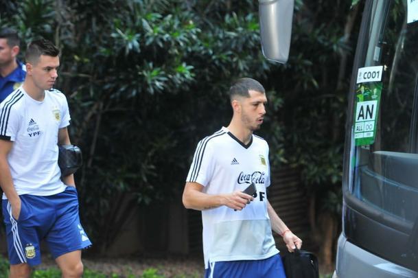 Jogadores da Argentina embarcam rumo ao treino no Independência