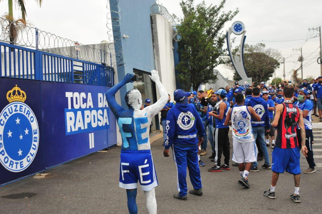 Torcedores cobraram empenho e querem melhores resultados em campo