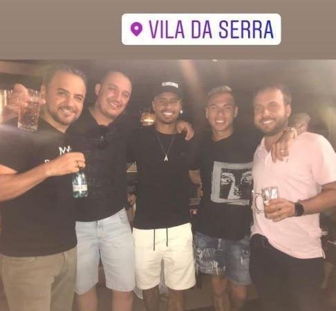 Vargas e Alan - Em meio a pandemia do novo coronavírus, o atacante Eduardo Vargas e o volante Allan, do Atlético, participaram de uma festa no bairro Vila da Serra, entre Belo Horizonte e Nova Lima, em novembro.