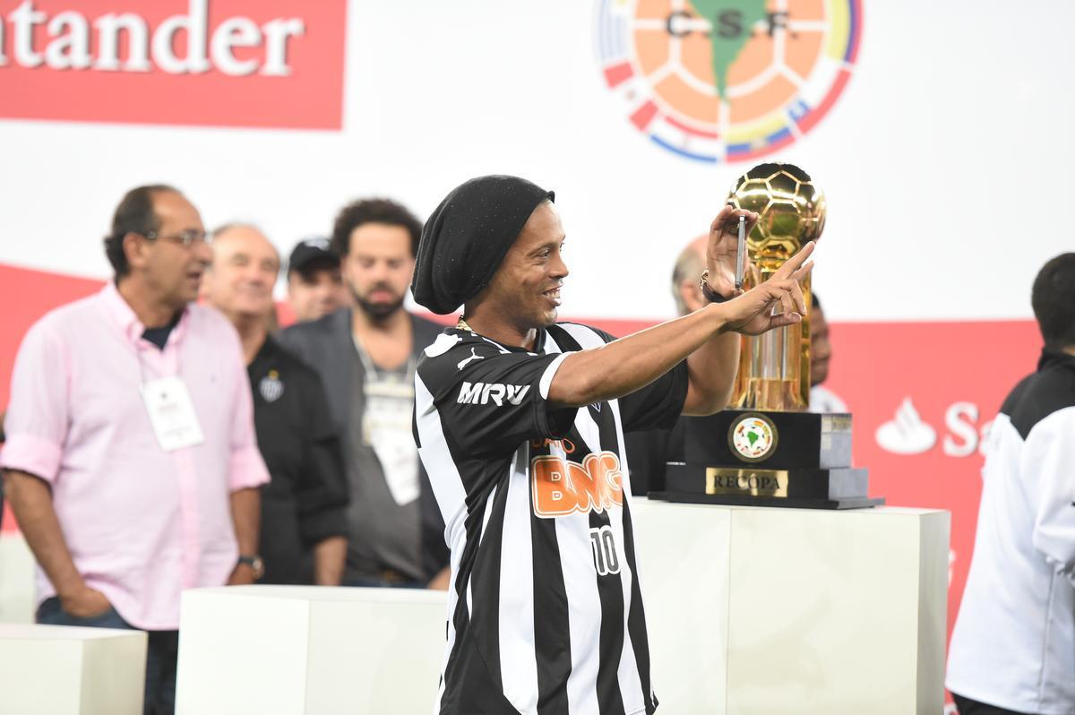 Ronaldinho pode ter feito, contra o Lans, na despedida da Recopa, o seu ltimo jogo pelo Atltico