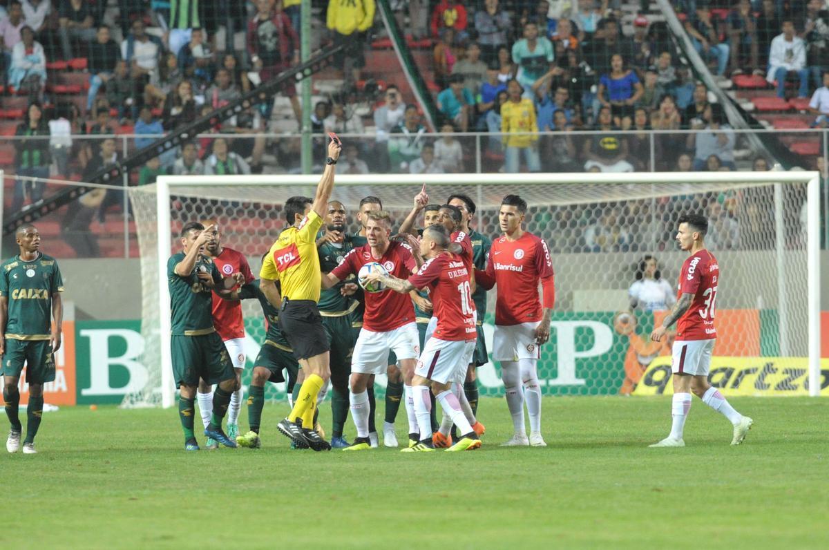 Fotos do jogo entre Amrica e Internacional, no Independncia, pela 15 rodada do Campeonato Brasileiro