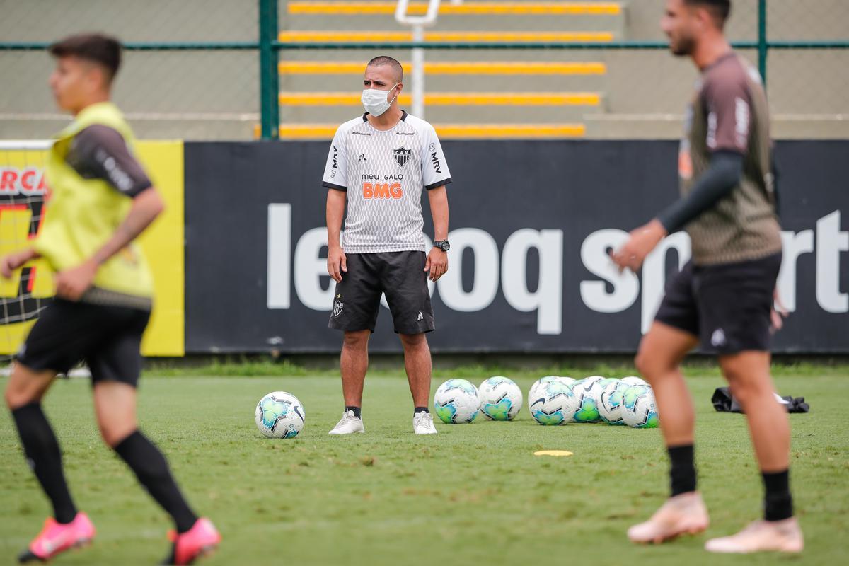 Depois do empate por 2 a 2 com o Cear, no Castelo, pela 22 rodada do Brasileiro, Atltico voltou aos treinos nesta segunda-feira na Cidade do Galo. Atividade teve vrias caras novas, diante do elevado nmero de atletas infectados pela COVID-19