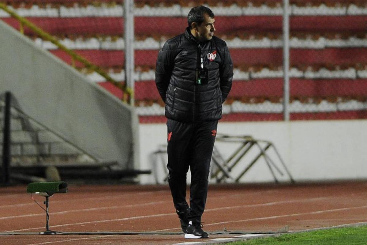 Apenas 21 dias depois de assumir o Athletico-PR, Fbio Carille deixou o cargo, aps goleada sofrida para o Strongest, pela Libertadores. Felipo foi contratado