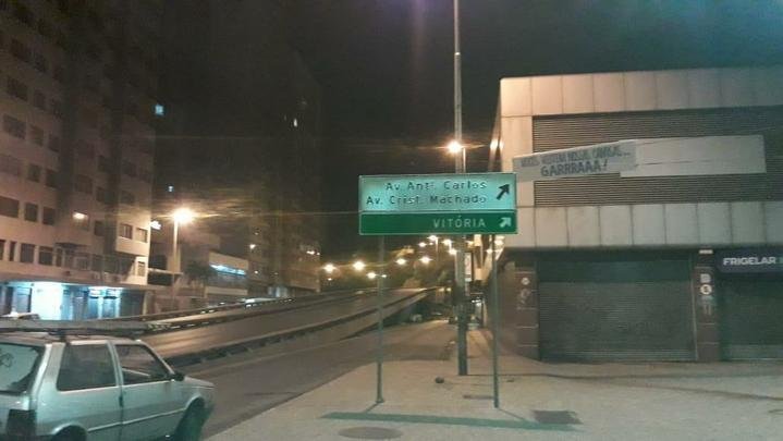 Faixas de apoio ao Cruzeiro so estendidas em Belo Horizonte antes da partida contra o FLuminense