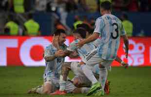 Argentina conquistou 15 ttiulo da Copa Amrica ao vencer o Brasil por 1 a 0, neste sbado, no Maracan. nico gol foi marcado por Di Mara, eleito o destaque da deciso. J o astro Lionel Messi ganhou o prmio de craque da competio.