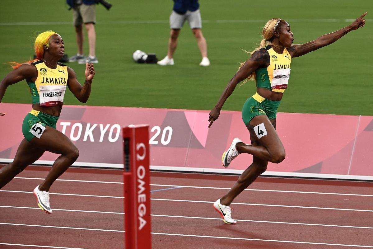 Fotos espetaculares da vitria da jamaicana Elaine Thompson-Herah nos 100m rasos dos Jogos Olmpicos de Tquio com o tempo de 10s61. A velocista quebrou o recorde olmpico e comandou o pdio jamaicano ao lado de Ann Fraser-Pryce, prata, e Shericka Jackson, bronze.