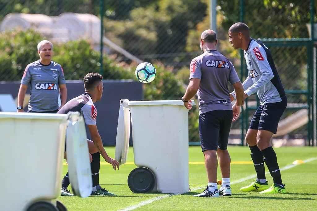 Fotos do treino de bola na cesta na Cidade do Galo