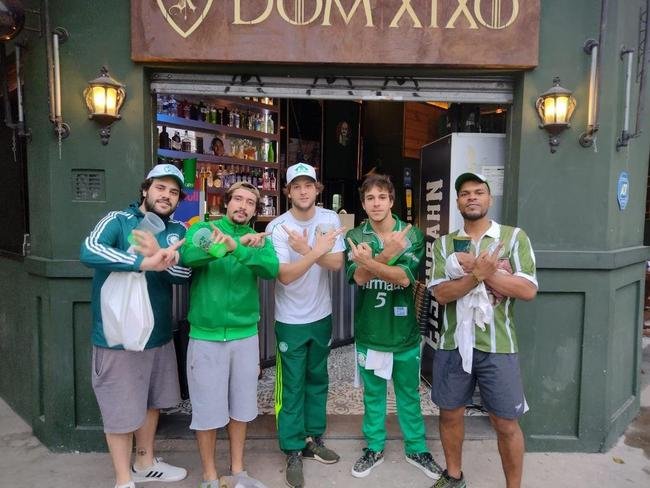 Mesmo com o Allianz Parque fechado para o p�blico, o entorno do est�dio do Palmeiras reuniu muitos torcedores que v�o acompanhar a semifinal contra o Atl�tico em bares e restaurantes (T�lio Kaizer/EM/D. A Press)