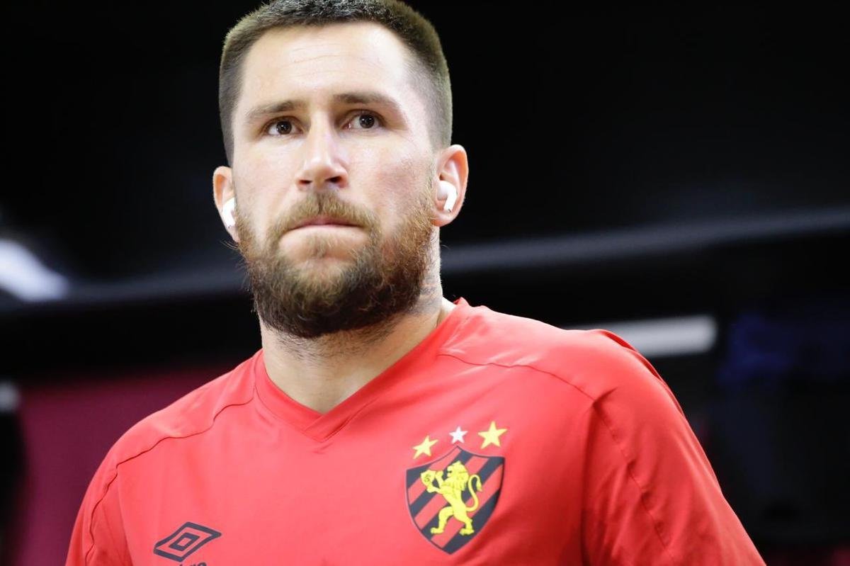 Nos vestirios do Barrado, elenco do Sport faz ltimos ajustes para o jogo diante do Fortaleza, s 16h da tarde deste sbado. 