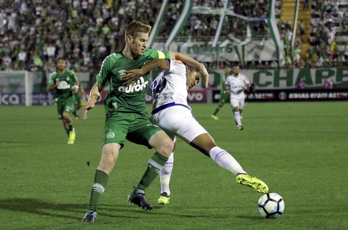 Cruzeiro visitou a Chape na Arena Cond e arrancou vitria por 2 a 1 pelo Brasileiro