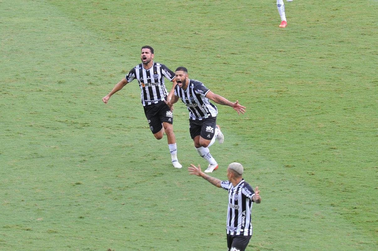 Hulk virou para o Atltico sobre o Fluminense em cobrana de falta perfeita no Mineiro: 2 a 1