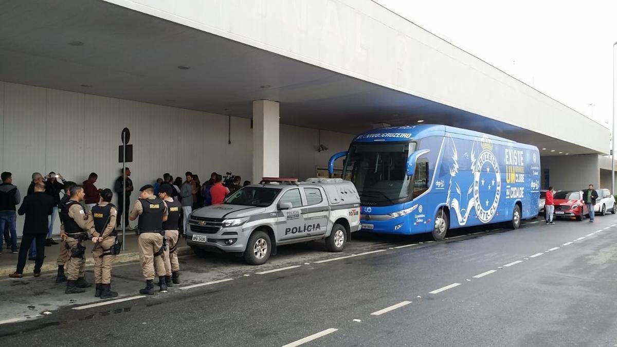 No desembarque do Cruzeiro em Confins, aps o jogo contra o Cear, tcnico Rogrio Ceni foi ovacionado por torcedores presentes no aeroporto. J o meia Thiago Neves, apontado como piv do atrito com o tcnico, foi criticado. Assim como treinador, goleiro Fbio foi ovacionado pelos cruzeirenses na chegada.