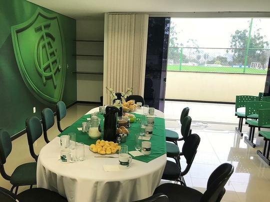 Adilson Batista recebeu grupo de torcedores do Amrica em caf da manh no CT Lanna Drumond