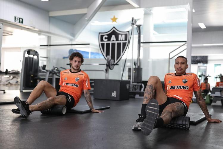 Após a vitória por 2 a 1 sobre o Cuiabá, neste domingo (24), pelo Campeonato Brasileiro, o elenco do Atlético se reapresentou e treinou na tarde desta segunda-feira (25), na Cidade do Galo, em Vespasiano. As atividades visaram o duelo de volta da semifinal da Copa do Brasil, contra o Fortaleza, que ocorrerá na quarta-feira (27). Por ter vencido o jogo de ida por 4 a 0, no Mineirão, o Galo tem vaga encaminhada na decisão do principal torneio mata-mata do país.