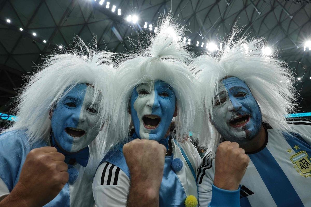 Imagens das torcidas de Argentina e Crocia no duelo pela semifinal da Copa do Mundo do Catar, no estdio Lusail