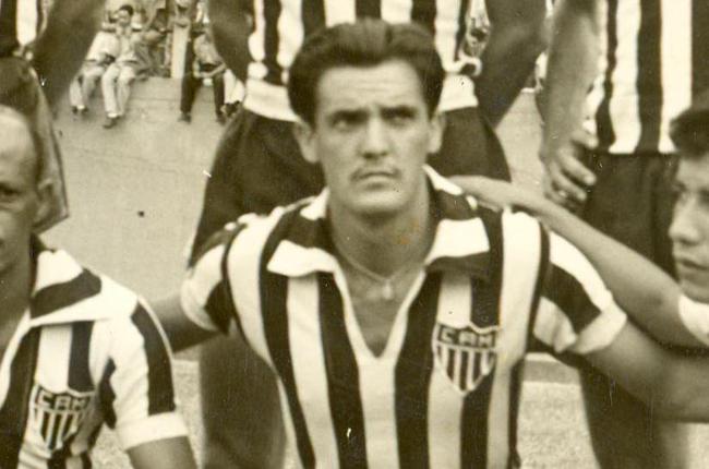 21/06/1953 - Atltico 5 x 0 Cruzeiro - Lourdes (Belo Horizonte) - Campeonato da Cidade. Na foto, Mcio, que marcou dois gols na partida.