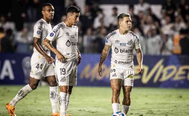 O Santos saiu de campo sob protestos da torcida, aps derrota por 2 a 1 para o Newell's Old Boys