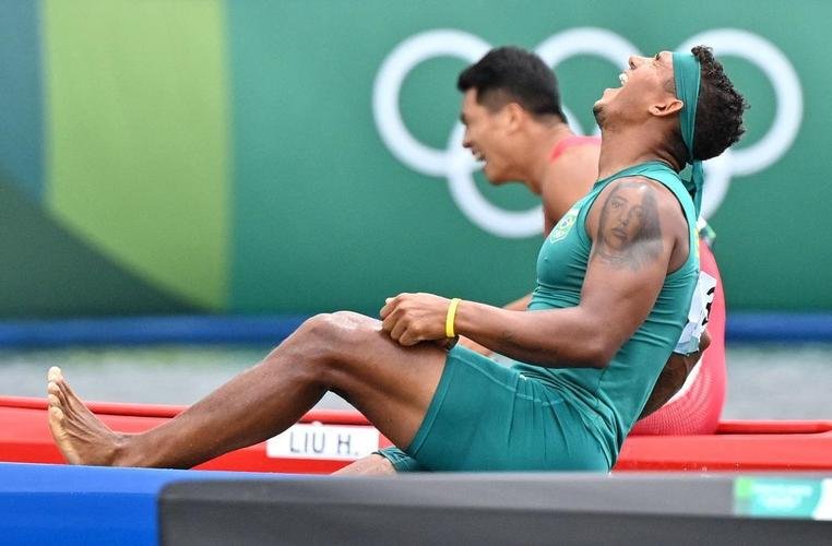 Isaquias Queiroz venceu a final da canoagem sprint C1 1000m com tempo de 4:04.408