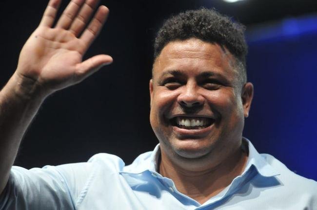 Ronaldo levou cruzeirenses de Conselheiro Lafaiete ao delrio ao participar da Caravana do Cruzeiro nesta quarta-feira (26). Fenmeno esteve acompanhado no palco de Pedro Loureno, patrocinador do clube, e ganhou msica nova produzida pelo rapper Das Quebradas