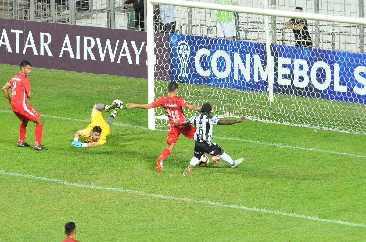 No segundo tempo, Atltico pressionou o Unin La Calera e chegou ao gol com Alerrandro: 1 a 0