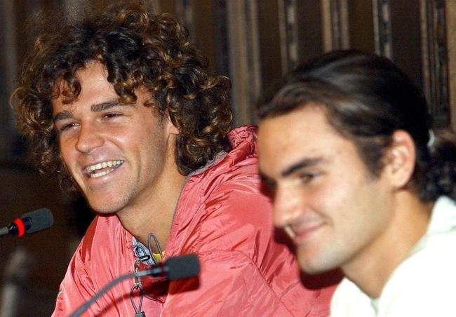 Duas estrelas do tnis na juventude: brasileiro Gustavo Kuerten, ento n 1 do mundo, ao lado de Federer em 2001 
