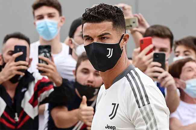 Cristiano Ronaldo  cercado por fs na chegada ao CT da Juventus para avaliaes fsicas