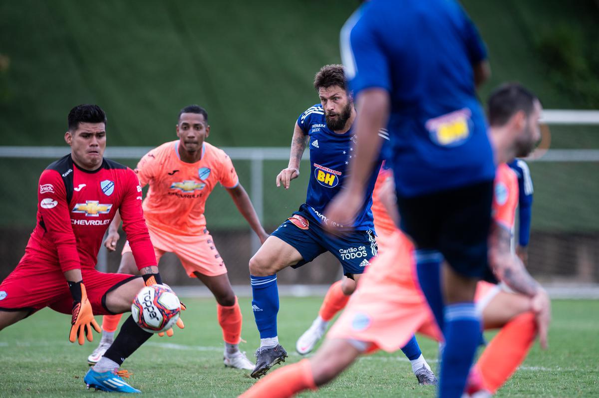 Imagens do jogo-treino entre Cruzeiro e Bolívar, neste sábado (20/2), na Toca da Raposa II. Time celeste venceu por 1 a 0