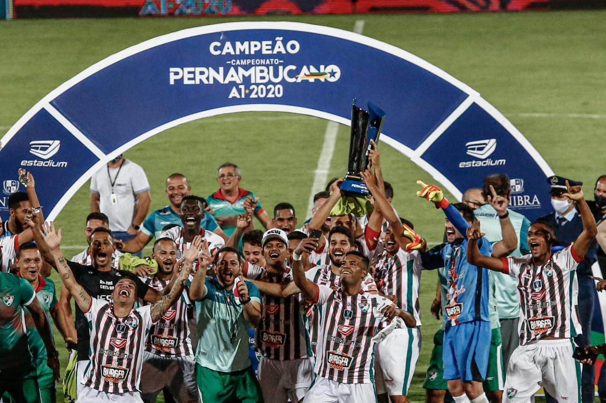 Após empatar em 0 a 0 contra o Santa Cruz, no Arruda, o Salgueiro bateu a Cobra Coral nos pênaltis e garantiu o primeiro título Estadual para o interior pernambucano