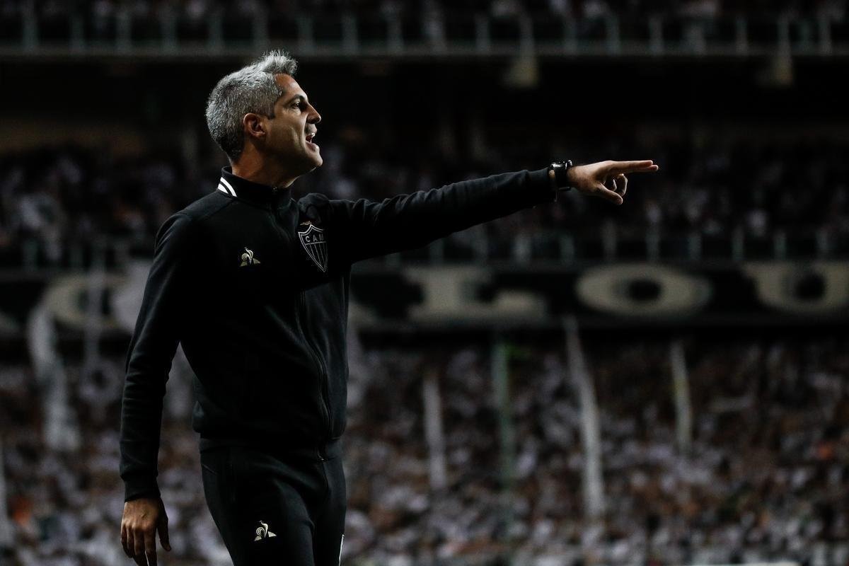 Aguardado pela torcida do Atltico, os agasalhos fabricados pela Le Coq Sportif chegaram s lojas. Entretanto, torcedores reclamaram do preo das peas e notaram diferenas com relao aos modelos usados pela comisso tcnica