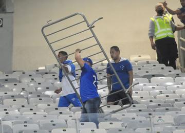 De acordo com o balanço feito pela Polícia Civil de Minas Gerais (PCMG), mais de 10 torcedores foram apreendidos durante o evento