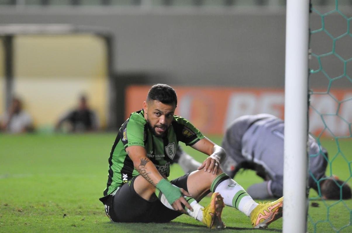 Fotos do jogo entre Amrica e Santa Cruz