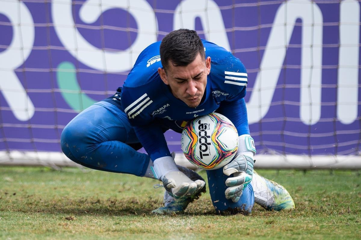 O Cruzeiro comunicou nesta quinta-feira (25/3) que o goleiro Vitor Eudes testou positivo para COVID-19.